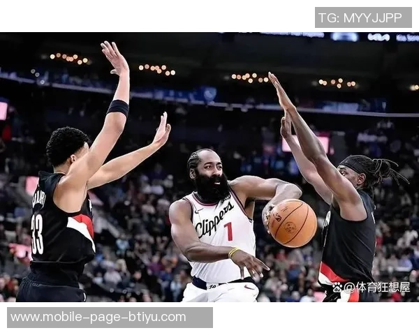 哈登三分首球遭格莱姆斯肘击裁判未作判罚引争议